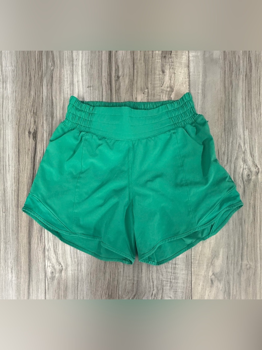 lululemon Hotty Hot Low Rise Lined Short 2.5" Kelly Green Running Womens 2 NEW